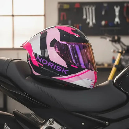 Capacete Norisk Flow Run com 2 Viseiras e Spoiler Rosa Azul Brilhante Tamanho 60/L