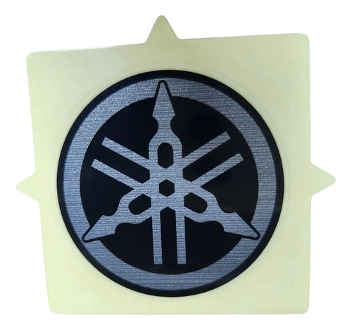 Adesivo Emblema Diapasão da Aba do Tanque Yamaha Factor Dx 150 2025 em diante Preto